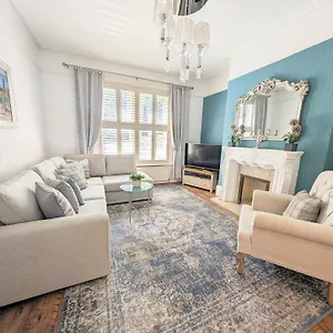  Apartment Large Family Apartment, Walking Distance To With Private Garden & Parking United Kingdom